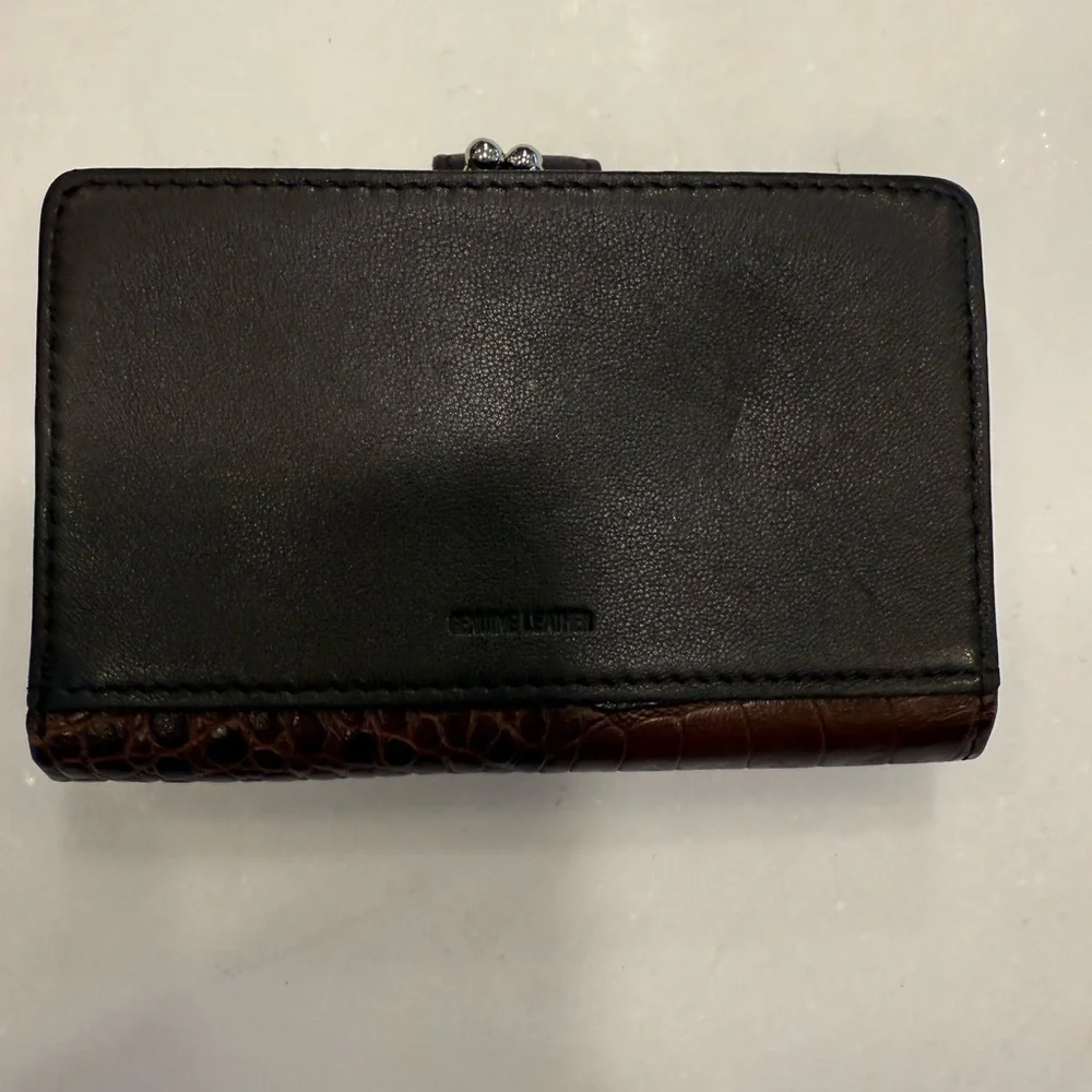 ROLFS Women’s Brown Leather Crocodile Embossed Wallet W/ Kiss Lock Coin Holder